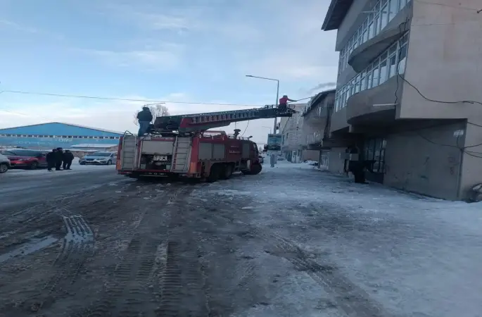 Diyadin’de tehlike oluşturan buz sarkıtları temizlendi

