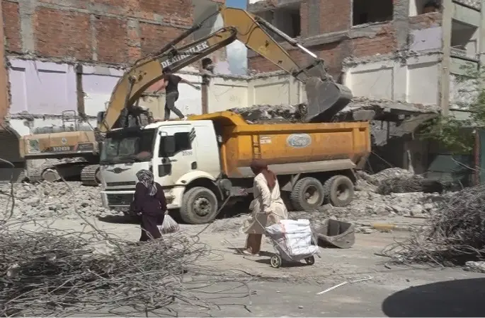 Diyarbakır’da ağır hasarlı bina yıkılırken yandaki sağlam bina da hasar aldı
