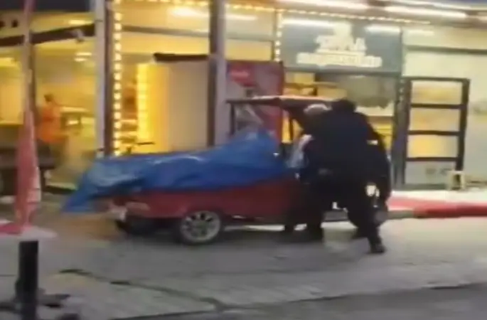 Diyarbakır’da çevredekileri rahatsız eden şahıs kamerada
