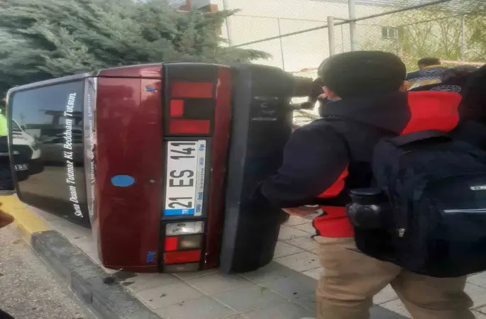 Diyarbakır’da drift atan sürücü kaldırımda yürüyen öğrencilere çarptı: 2 yaralı
