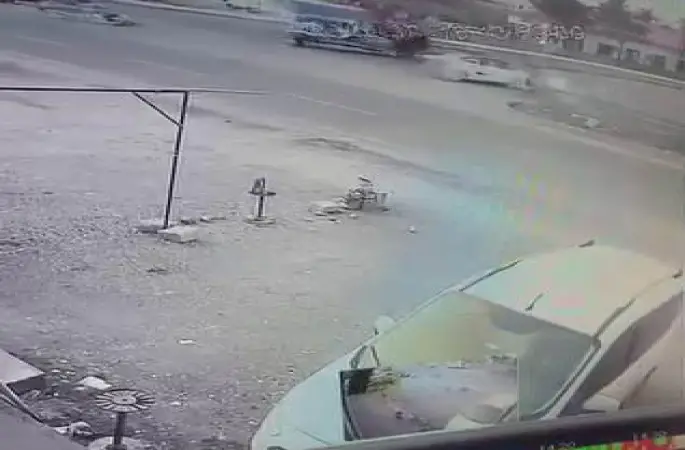 Diyarbakır’da feci kaza: Kamyonete çarptı, hayatını kaybetti
