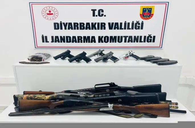 Diyarbakır’da jandarma operasyonlarında çok sayıda silah ve aparatı ele geçirildi

