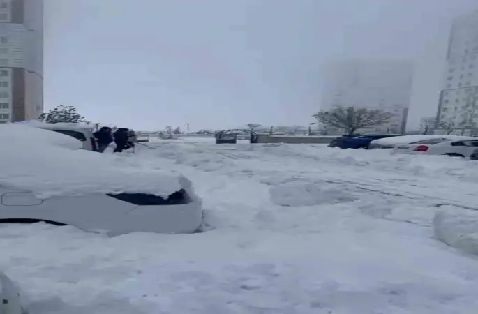 Diyarbakır’da kar esareti: Site sakinleri kiraladıkları kepçeyle yollarını açtı
