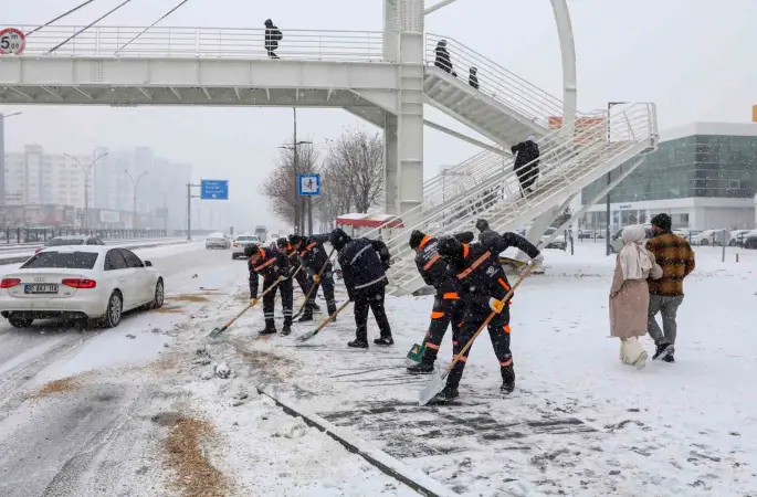 Diyarbakır’da kar ve buzlanmaya karşı 850 personel sahada çalışıyor
