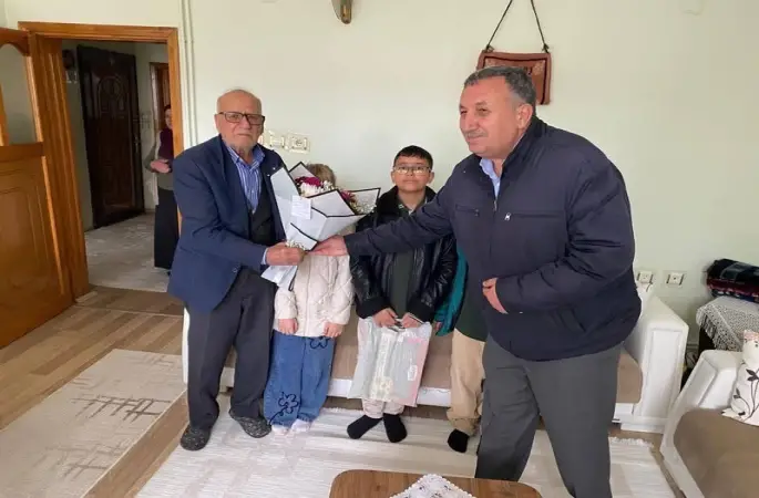 Diyarbakır’da öğrenciler, emekli öğretmenleri unutmadı
