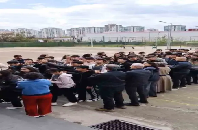 Diyarbakır’da öğrenciler, öğretmenlerini çiçeklerle karşılayıp sarıldı
