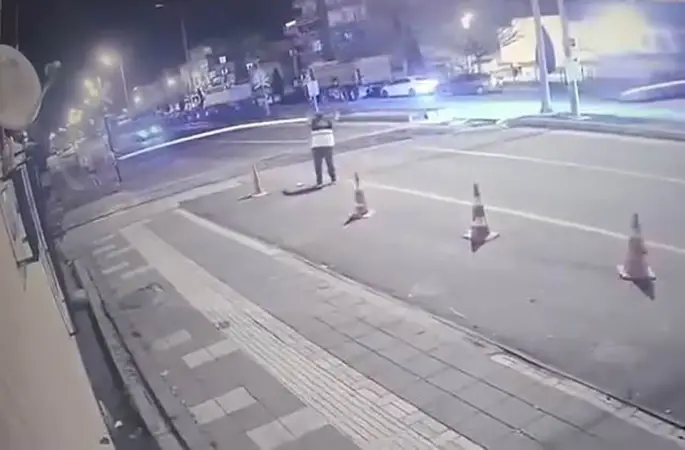 Diyarbakır’da otomobil tren ile çarpıştı: Feci kaza kamerada
