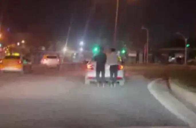 Diyarbakır’da patenli gençlerin tehlikeli yolculuğu
