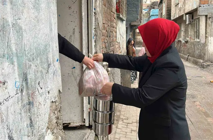 Diyarbakır’da sıcak yemek desteği ihtiyaç sahiplerine umut oluyor
