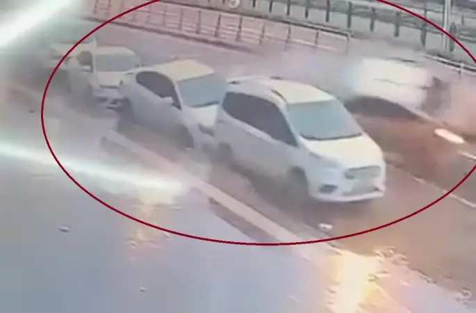 Diyarbakır’da ticari taksinin 3 otomobile çarptığı kaza kamerada
