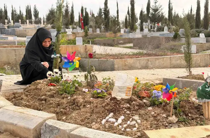 Doğum günü kutlamaya gitti cenazesi geldi, acılı anne mezarı başında ağıt yaktı
