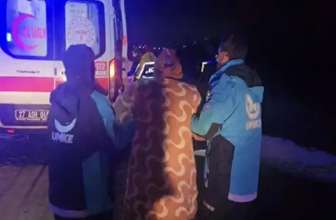 Doğum sancısı başlayan kadının imdadına karlı yolları aşan UMKE ekipleri yetişti
