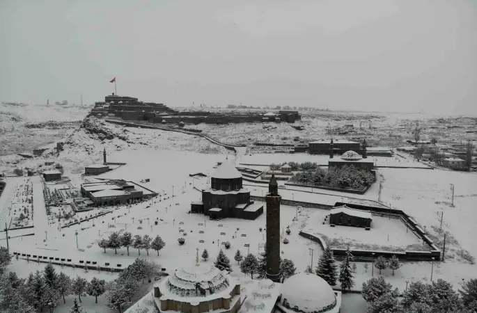 Doğu’nun incisi Kars, beyaz gelinliğini giydi: Beyaza bürünen kent havadan görüntülendi
