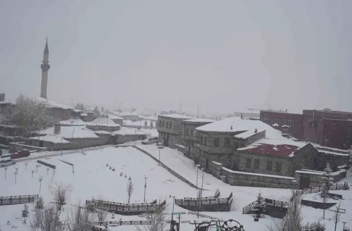 Doğu’ya kar yağmurla karışık geri geliyor
