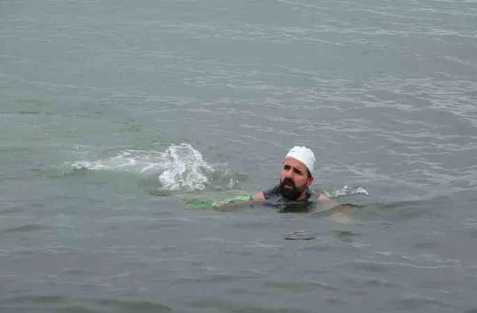 Dondurucu soğuğa meydan okudu: Van Gölü’nde şifa kulaçları
