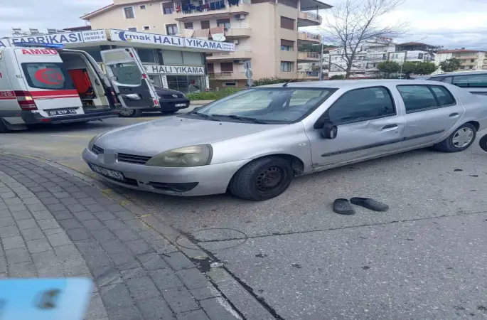 Dönüş yasağına uymayan otomobile motosiklet çarptı: 2 yaralı
