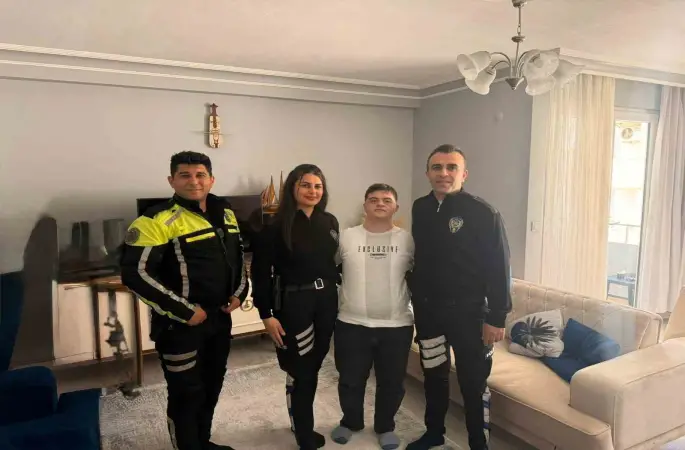 Down sendromlu Melik’e polis ekiplerinden doğum günü sürprizi
