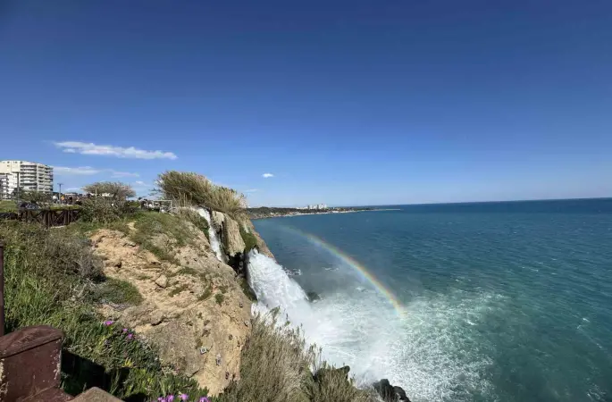 Düden Şelalesi’nde gökkuşağı hayran bıraktı
