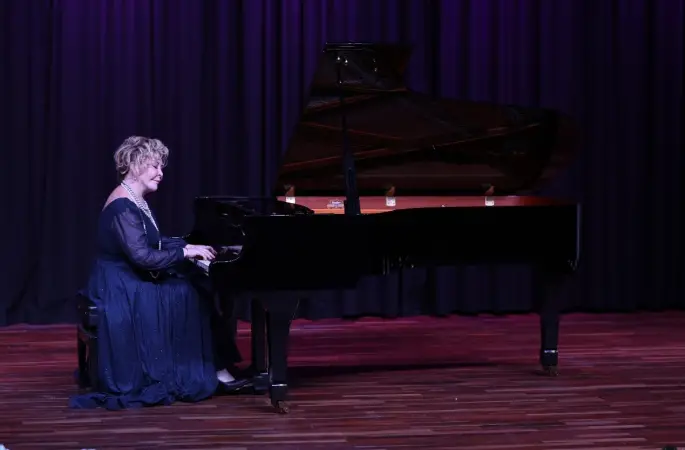 Dünyaca ünlü piyanist Gülsin Onay Denizli’de öğrencilerle buluştu
