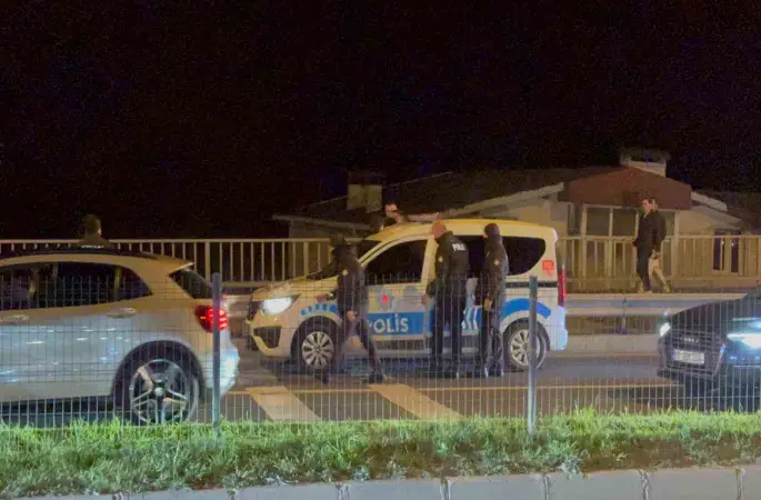 "Dur" ihtarına uymayan alkollü sürücü polis aracına çarptı: 3 gözaltı
