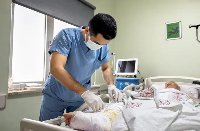 Düşme sonrası gittiği hastanede nadir görülen ölümcül hastalığa yakalandığını öğrendi
