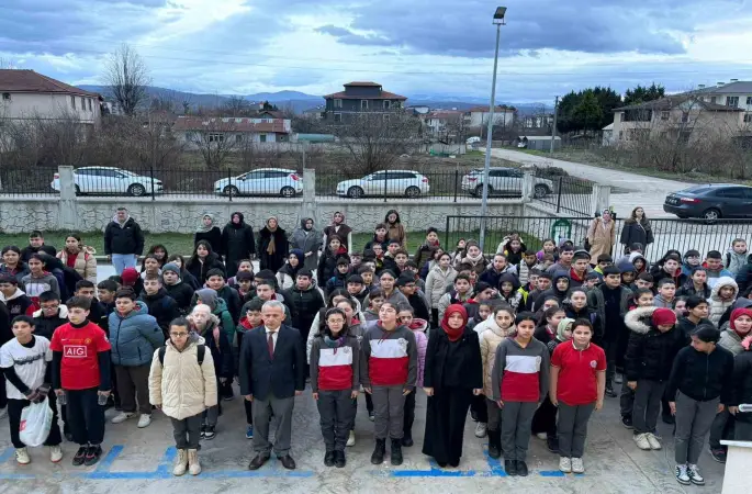 Düzce’de okullarda 6 Şubat depremleri için saygı duruşu
