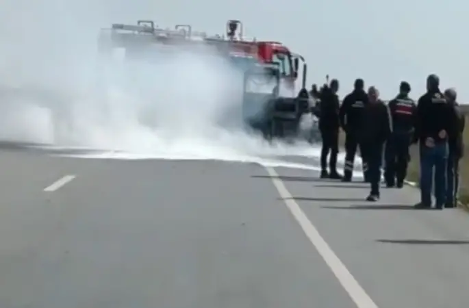 Edirne-Kırklareli yolunda seyir halindeki iş makinesi alevlere teslim oldu
