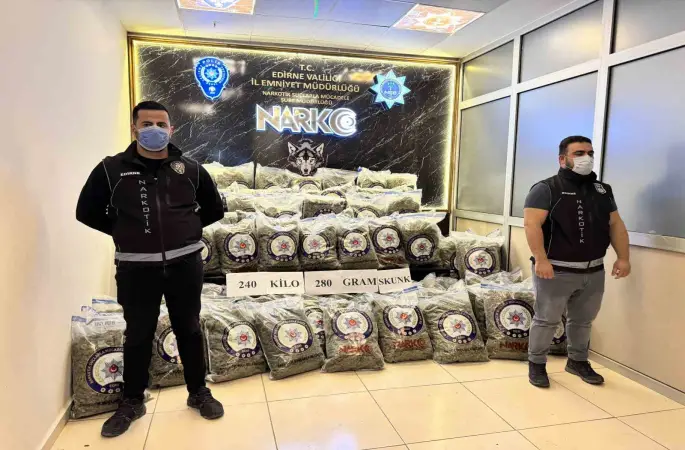 Edirne’de ele geçirilen uyuşturucu maddeler sergilendi
