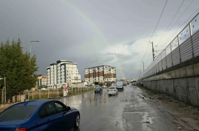 Edirne’de fırtınada yollar göle döndü, ağaç dalları kırıldı
