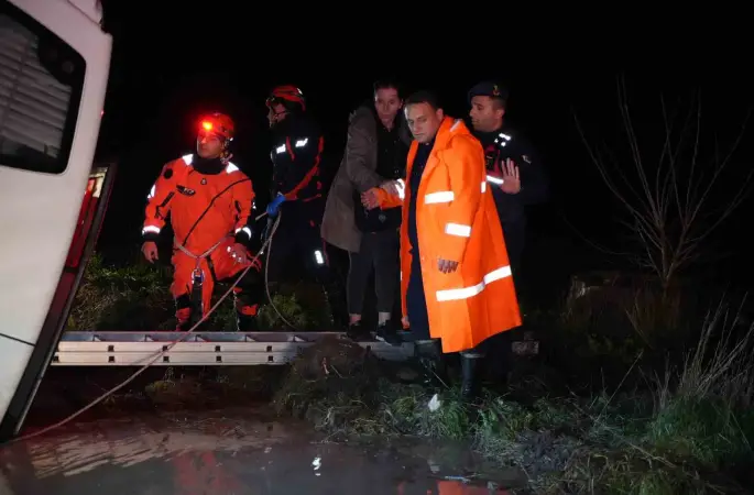 Edirne’de minibüs sulama kanalına düştü: Mahsur kalanlar kurtarıldı
