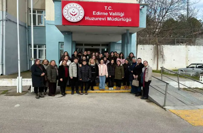 Edirne’de öğrenciler huzurevi sakinlerinin yüreğini ısıttı: Minik ellerden büyük vefa
