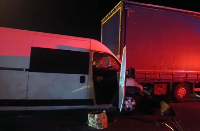 Edirne’de panelvan tıra çarptı: 1 ölü, 1 yaralı
