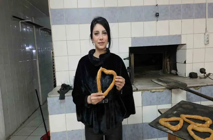 Edirne’de Sevgililer Günü’ne özel kalpli simit
