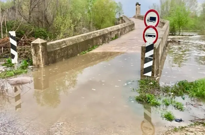 Edirne’de Tunca Nehri taştı: Saraçhane Köprüsü trafiğe kapandı
