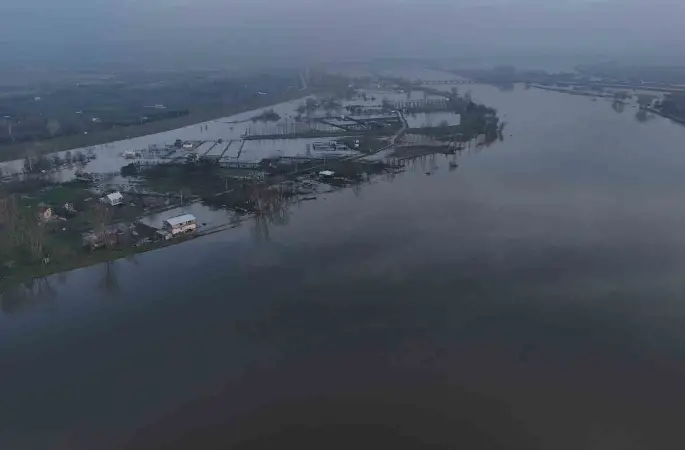 Edirne’de "turuncu alarm" seviyesindeki Meriç Nehri’nde su debisi düşmeye başladı
