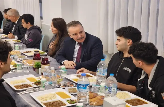 Edremit Kaymakamı Odabaş, iftar sofrasında Şehit Mustafa Serin Fen Lisesi öğrenci ve öğretmenleriyle buluştu
