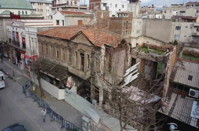 Edremit’in tarihi sembol binalarından biri kısmen çöktü
