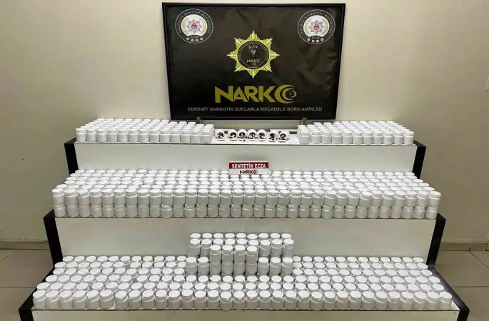 Edremit’te araçta 42 bin 600 sentetik ecza ele geçirildi
