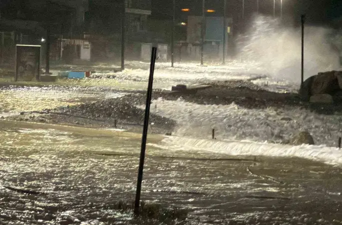Edremit’te fırtınada deniz ve kara adeta birleşti
