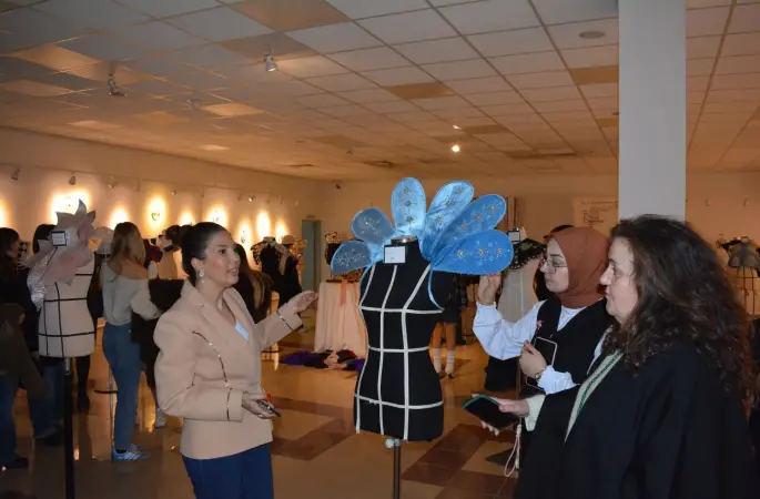 Egeli moda tasarım öğrencileri atık kumaşları sanata dönüştürdü
