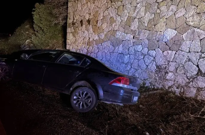 Eğirdir’de yol kenarına savrulan otomobildeki 3 kişi yaralandı
