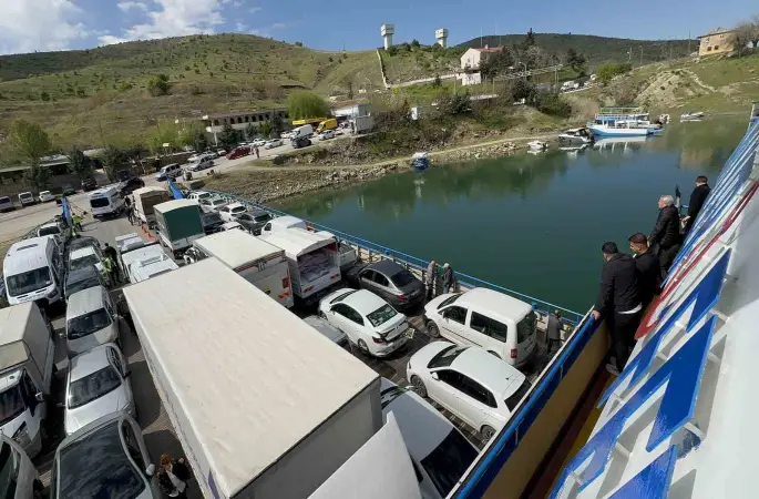 Elazığ-Pertek feribotunda metrelerce kuyruk oluştu
