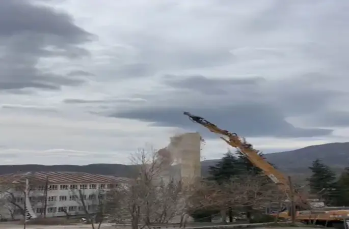 Elazığ’da hasarlı caminin minaresi iş makinesi ile yıkıldı
