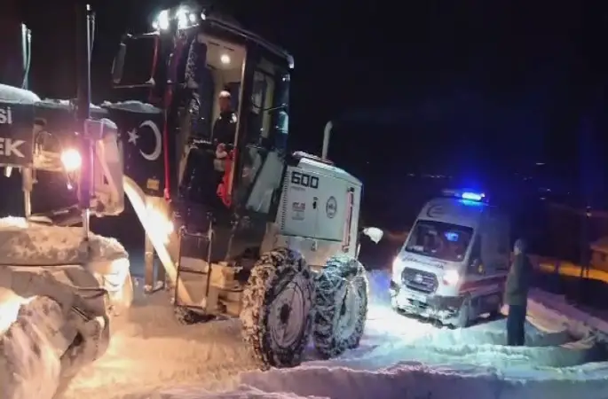 Elazığ’da hastaya giderken karda mahsur kalan ambulans kurtarıldı
