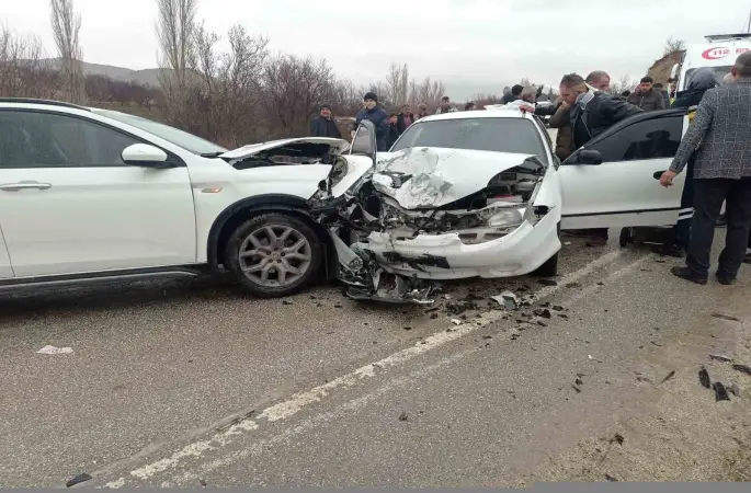 Elazığ’da iki otomobil çarpıştı: 9 yaralı

