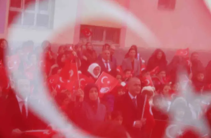 Elazığ’da ikinci dönemin ilk ders zili ‘Bayrak Sevgisi’ ile çaldı
