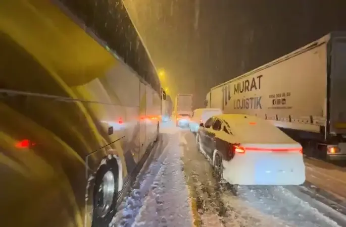 Elazığ’da kar yağışından dolayı araçlar yolda kaldı
