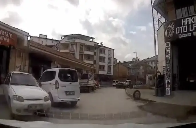 Elazığ’da kaza ucuz atlatıldı: Saniyelerle ölümden döndü
