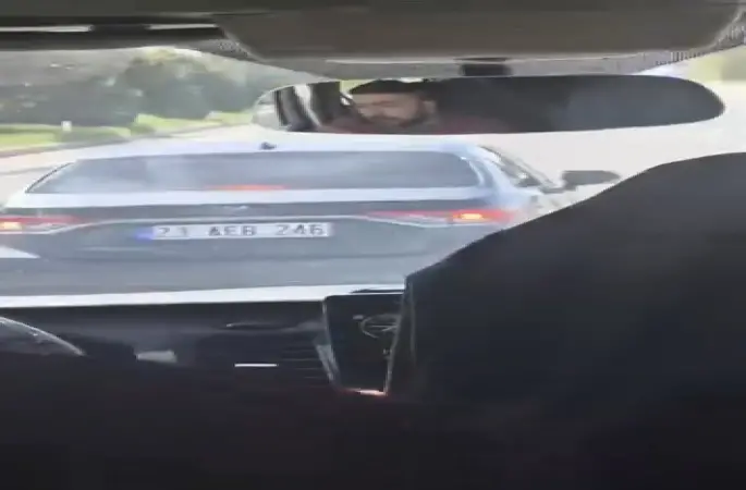 Elazığ’da maganda dehşeti: Otomobiliyle yolcu minibüsünü sıkıştırdı
