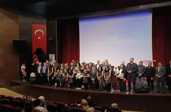 Elazığ’da öğretmen, veli ve öğrencilerden oluşan koro büyük beğeni topladı
